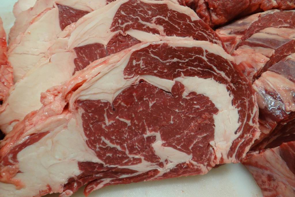 Imagem mostra bifes crus de carne bovina