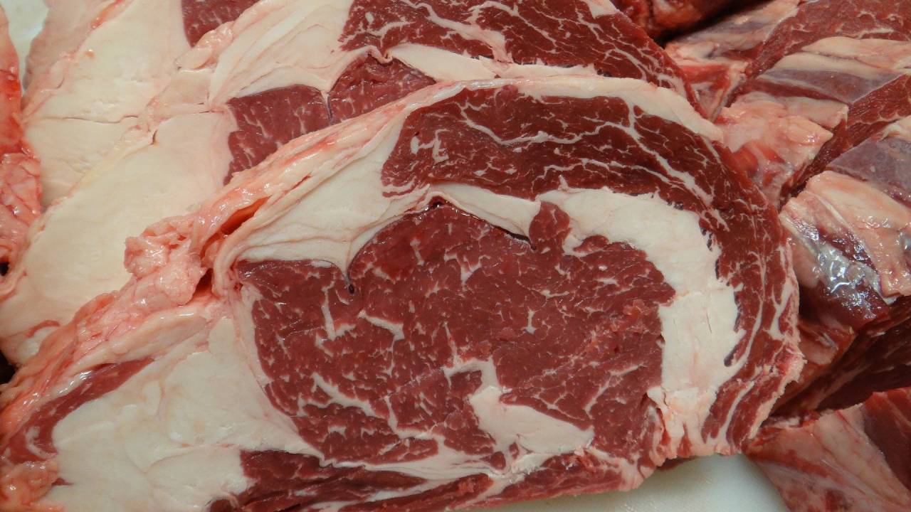 Imagem mostra bifes crus de carne bovina