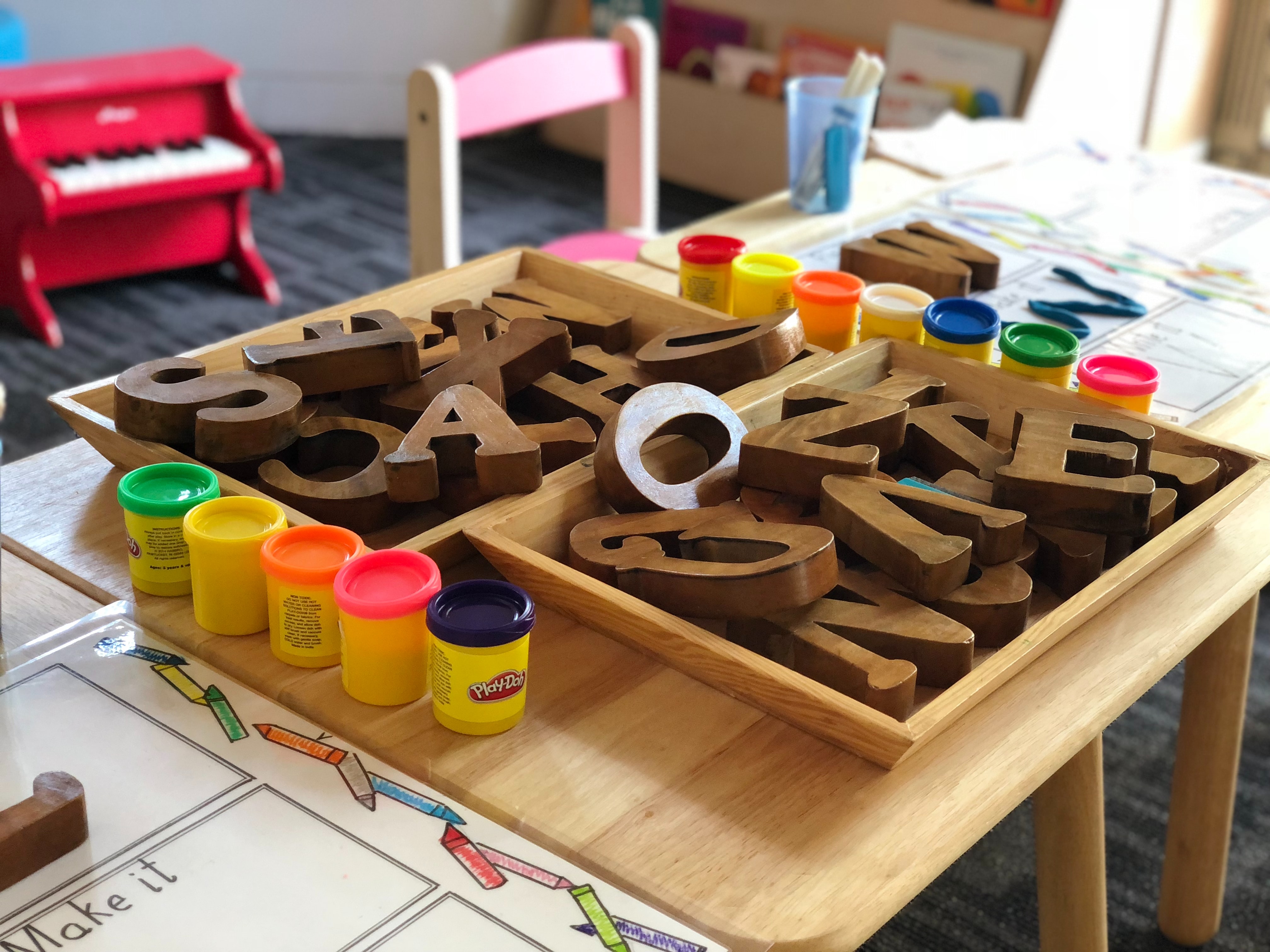Itens de educação infantil sobre uma mesa