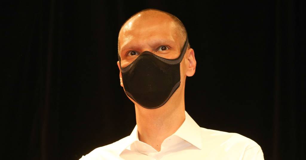 Imagem mostra Bruno Covas com máscara
