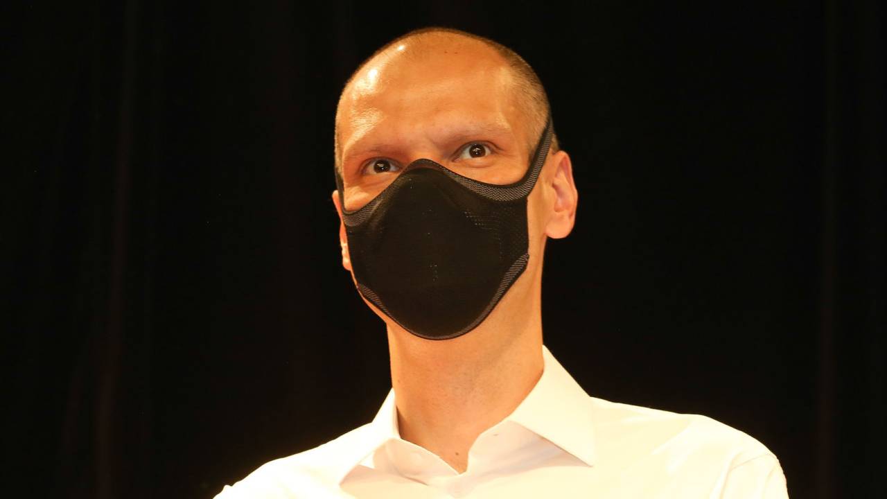 Imagem mostra Bruno Covas com máscara