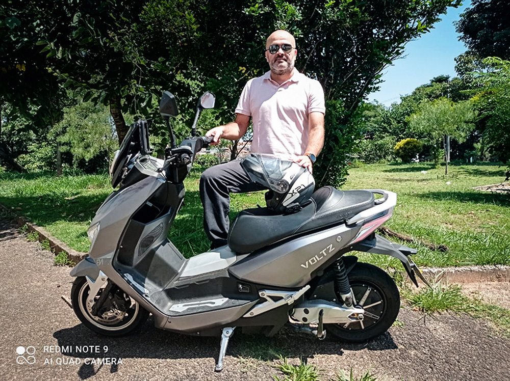 Pedro de Oliveira e sua scooter elétrica