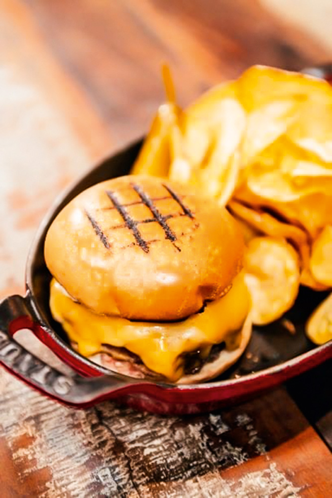 Astor: ici burger é pão com queijo cheddar, picles, cebola caramelada e hambúrguer