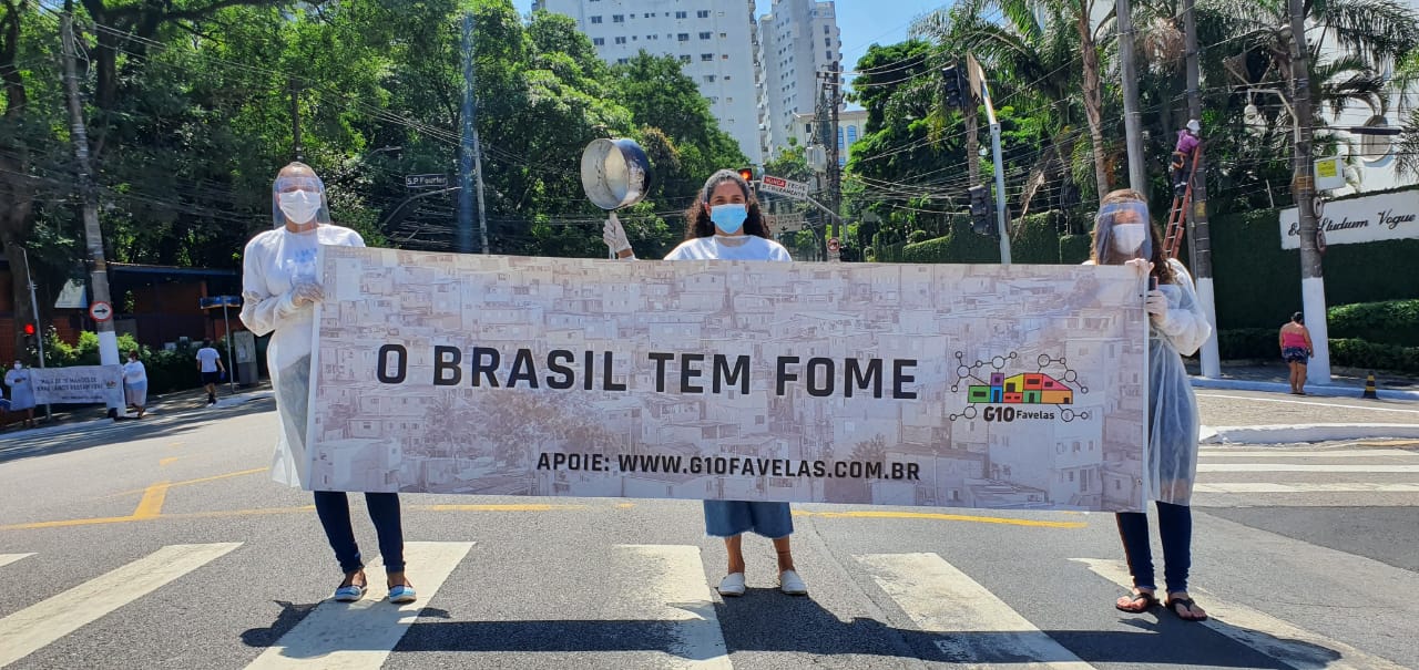 manifestantes mulheres segurando cartaz escrito o brasil tem fome