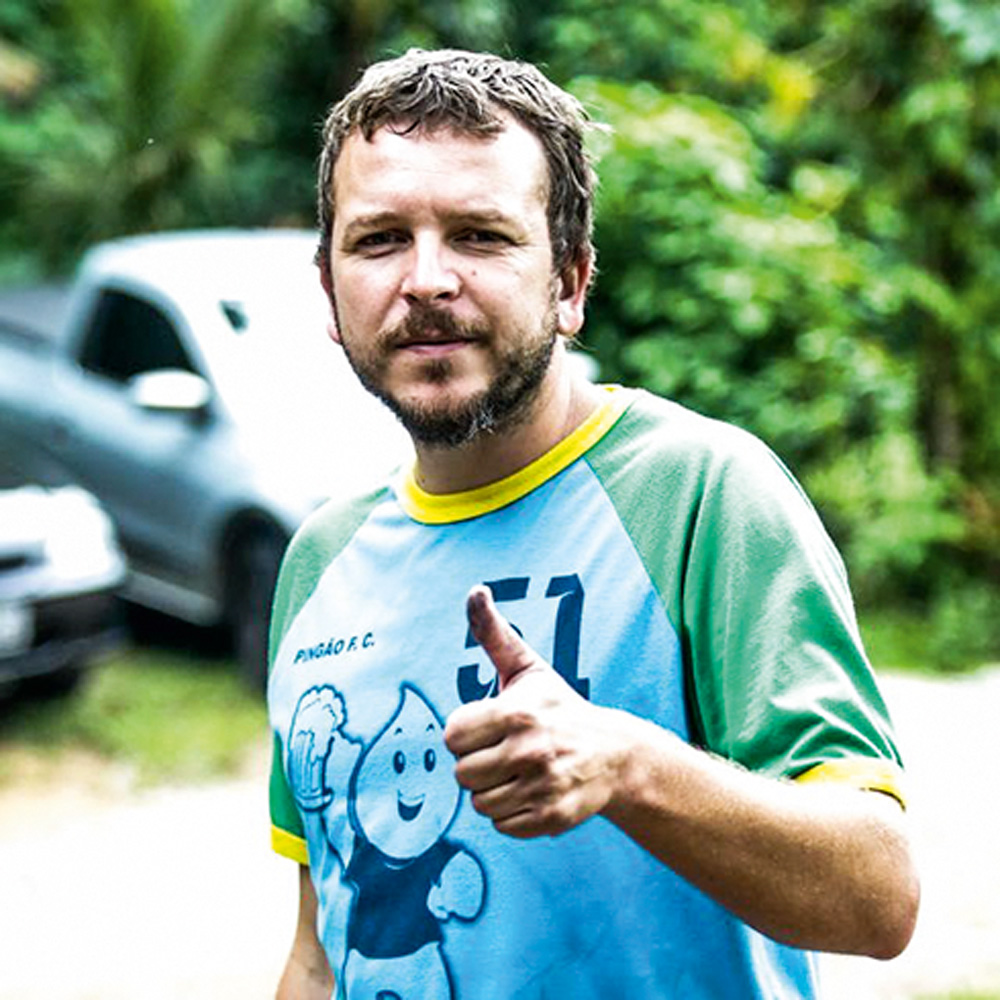 Rogério Silva, o Trilha Favela, fazendo joia para a foto