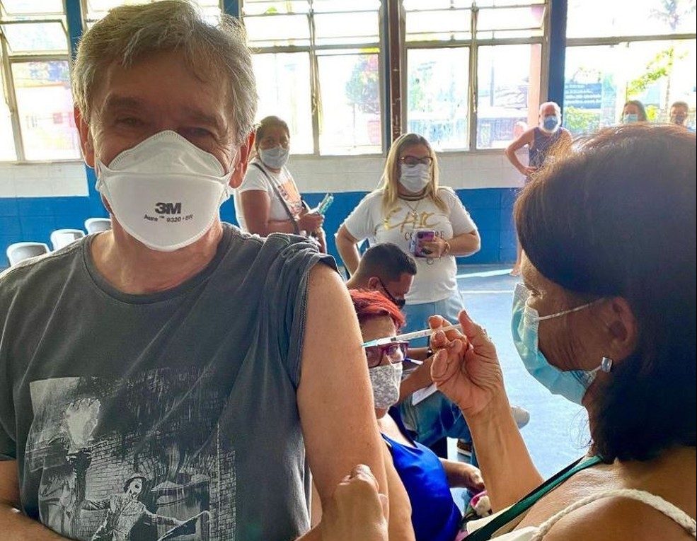 Serginho Groisman é vacinado contra a Covid-19 em SP