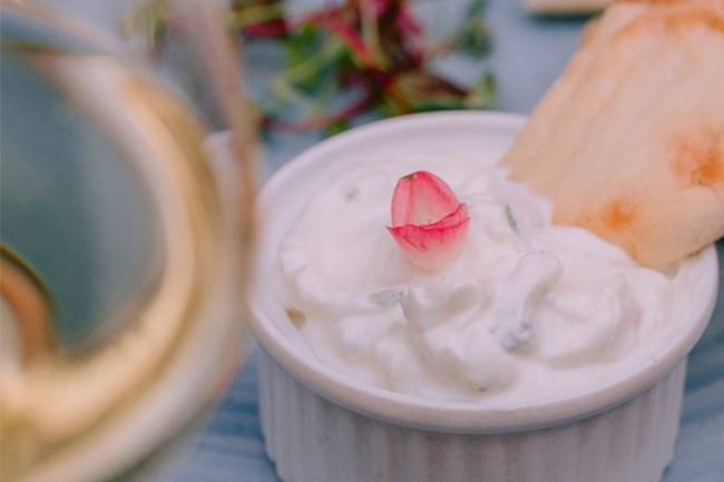 Onde pedir tzatziki, aperitivo refrescante de coalhada e pepino
