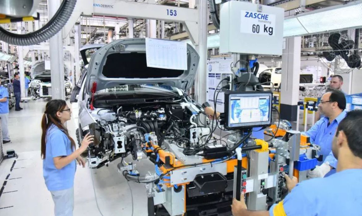Imagem da montagem de um carro dentro da fábrica da Volkswagen
