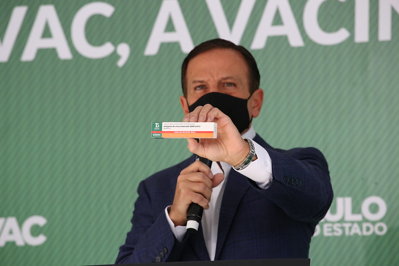 O governador João Doria mostra a ButanVac, nova vacina do Butantan contra a Covid-19
