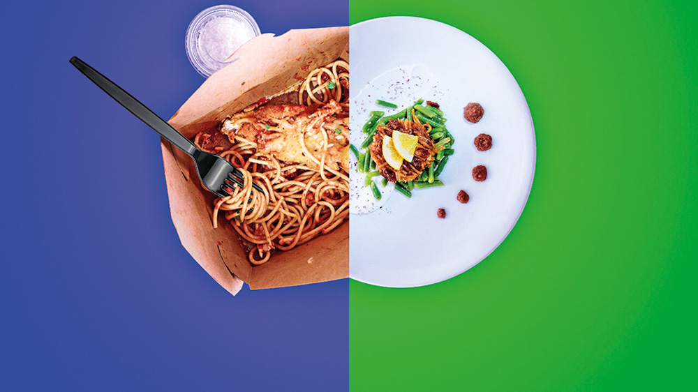 Montagem de dois pratos: um macarrão em um saco e um prato de restaurante