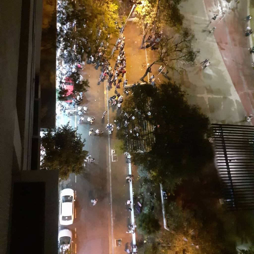 Foto tirada do alto do prédio flagra pedestres aglomerados em rua da Praça Roosevelt.