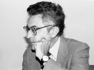 Alfredo Bosi, ainda jovem, em uma imagem preto em branca em que ele está de lado e com um relógio no pulso