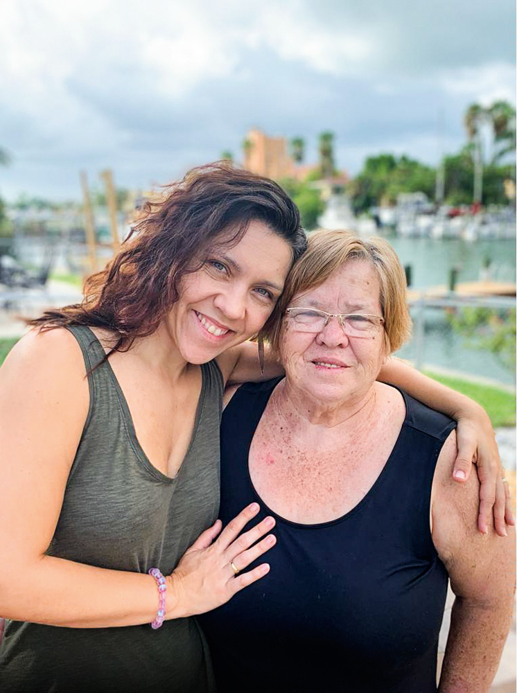 Ana Paula e a mãe Felomena Ana Paula abraçando sua mãe com o braço esquerdo e ambas estão sorrindo