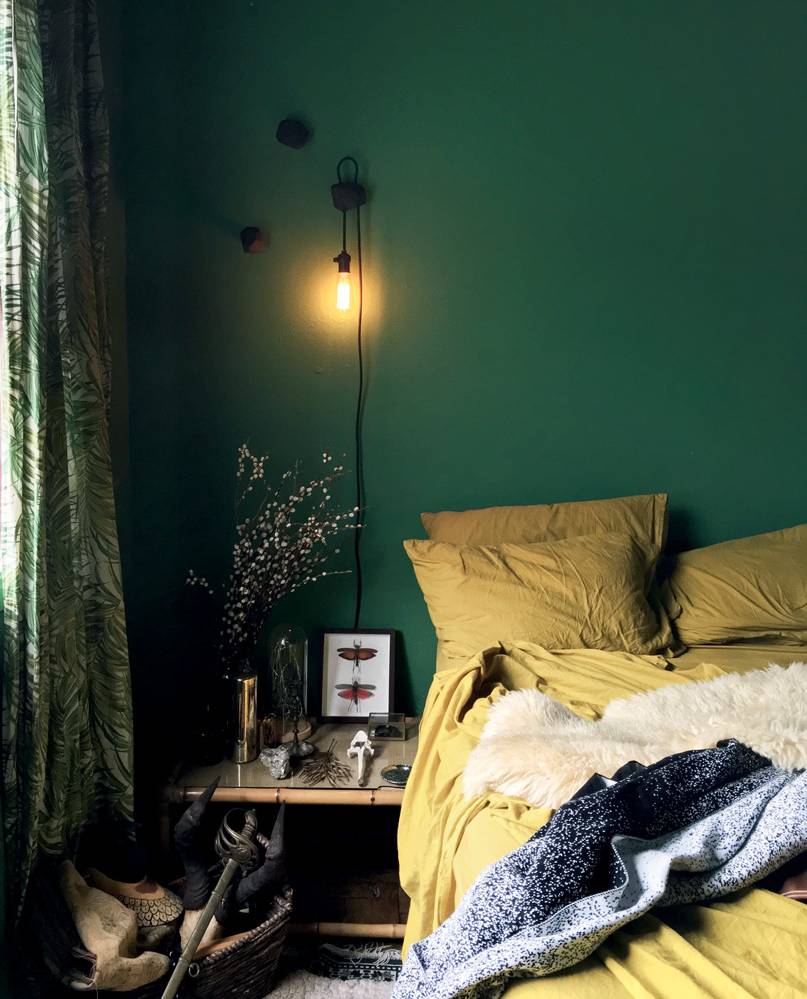 Quarto com a parede inteiramente verde