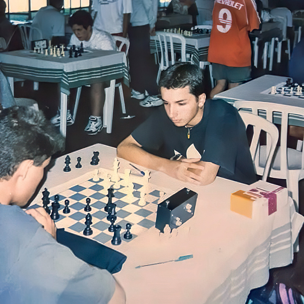 Foto antiga de Rafael jogando um campeonato durante sua adolescência