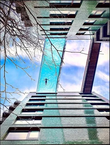 Imagem mostra uma foto da piscina, tirada de baixo para cima, enquanto alguém está nadando