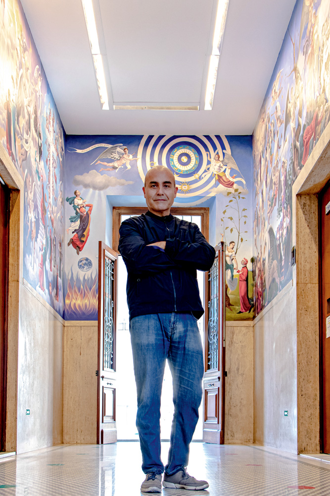 Artista finaliza mural de 100 metros quadrados no Colégio Dante Alighieri