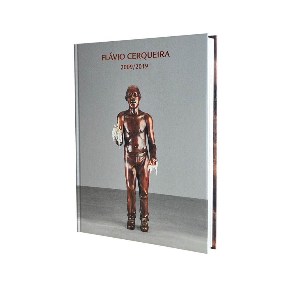 Livro chamado Flávio Cerqueira. Capa mostra uma obra dele de uma escultura um garoto em bronze