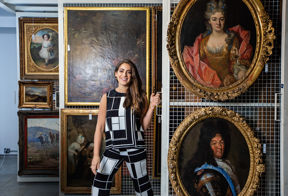 Camila Guarita Yunes com a coleção de obras de arte da família