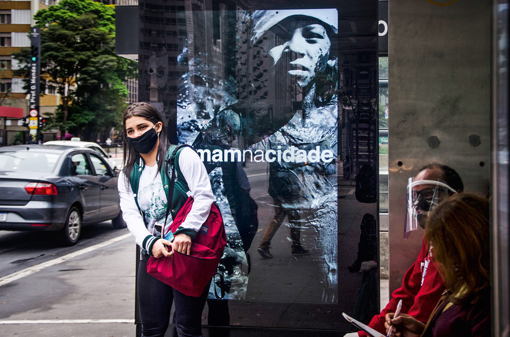 publicidade do MAM-SP em totem na Avenida Paulista