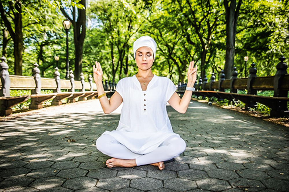 Daniela Mattos.jpg Daniela em pose de meditação, vestida inteira de branco, em um ambiente arborizado e de olhos fechados