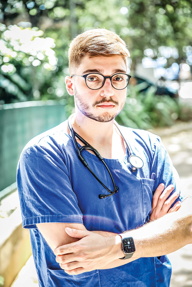 EMILIORIBAS_RICARDO_23.JPG Ricardo Mastrangi, com uma roupa azul e um estetoscópio no ombro