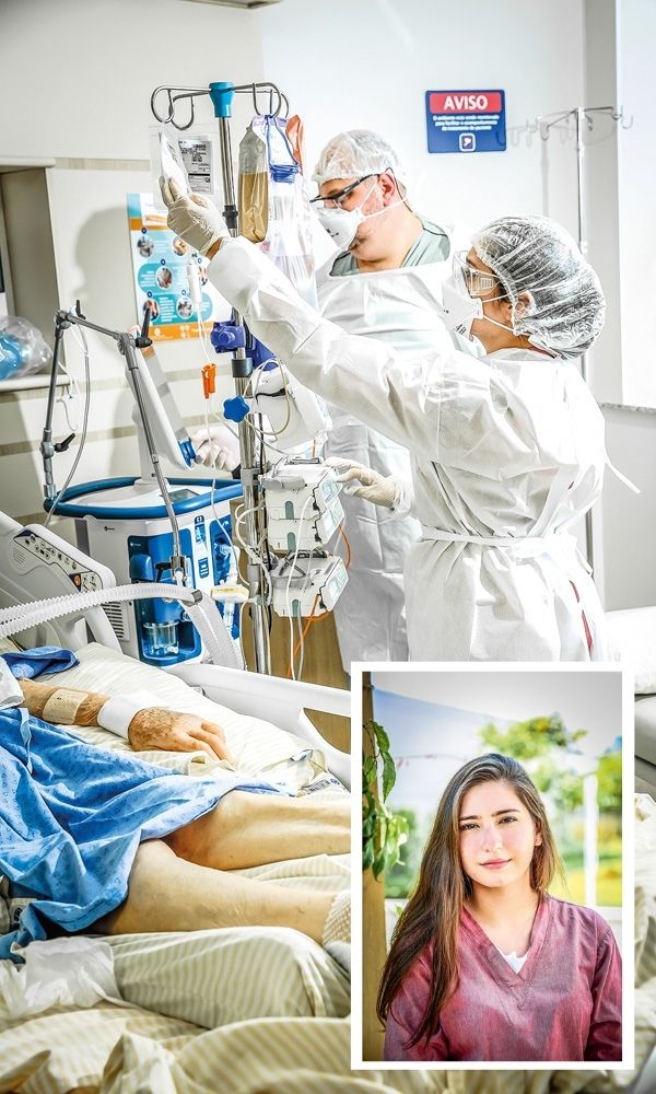 Priscila e Gustavo em quarto de hospital, com o paciente na cama. Há também uma foto 3x4 com o rosto de Priscila