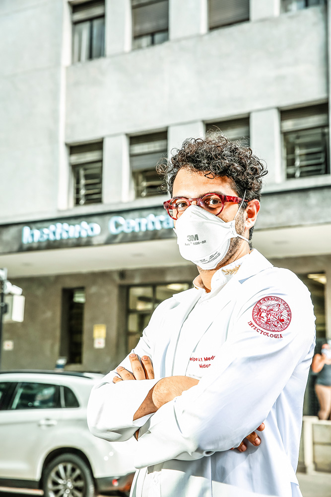 Felipe Medeiros posa de braços cruzados para a foto, com óculos e máscara