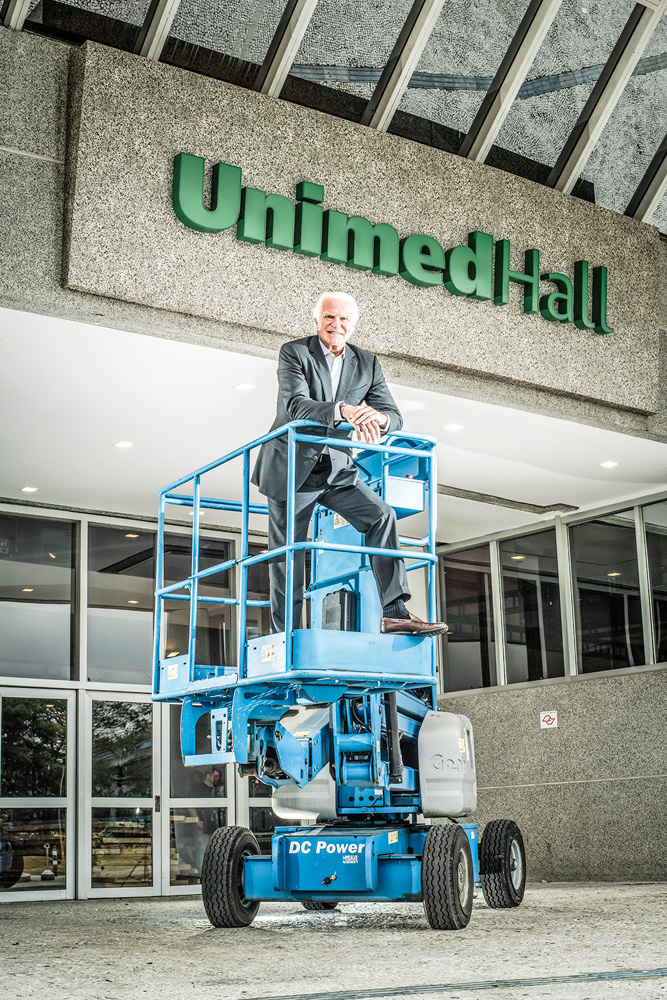 Fernando Alterio posando para a foto em cima de plataforma elevadiça no recém-fechado UnimedHall