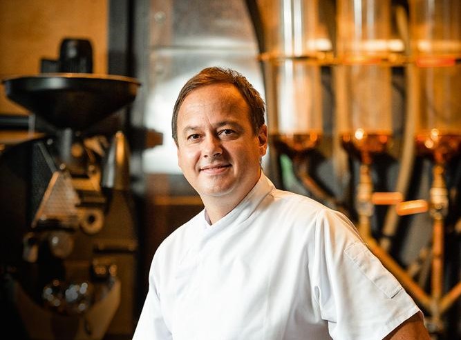 O chef Fábio Vieira sentado no balcão do café Santo Grão