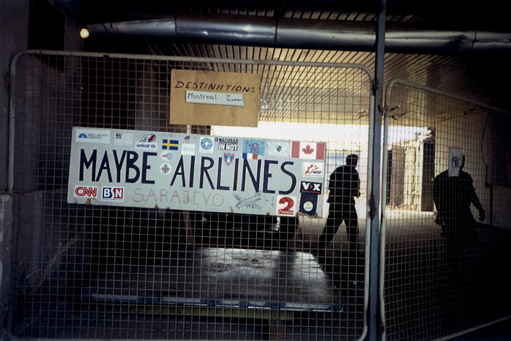 aeroporto de sarajevo com placa escrito maybe airlines