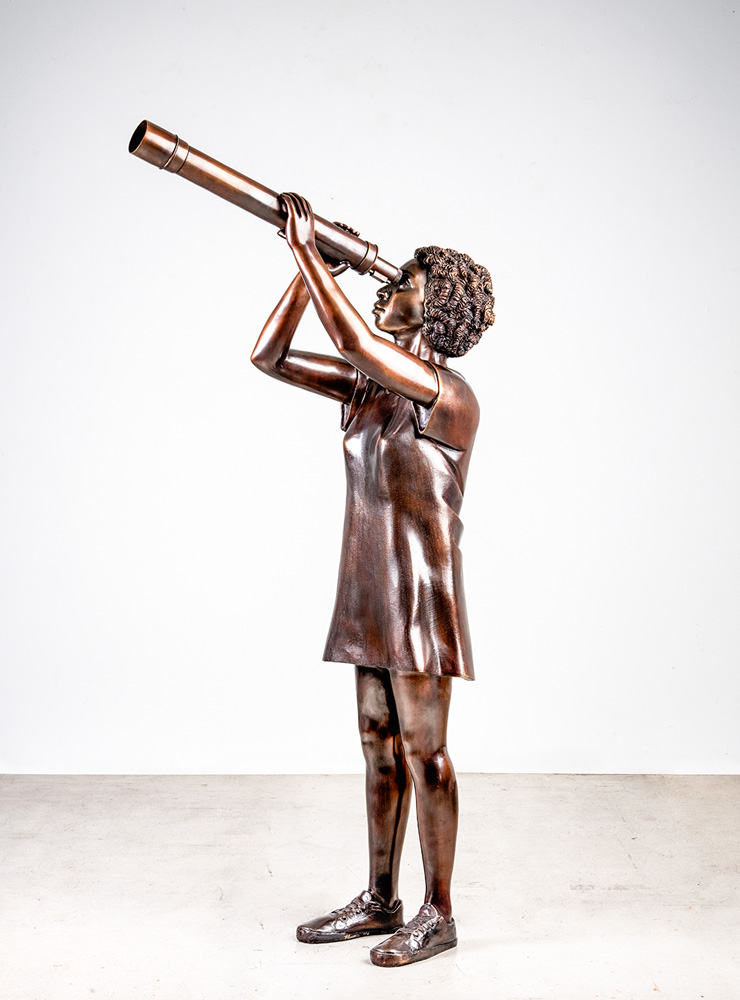 Escultura de Flávio Cerqueira em bronze de um menino observando em uma luneta