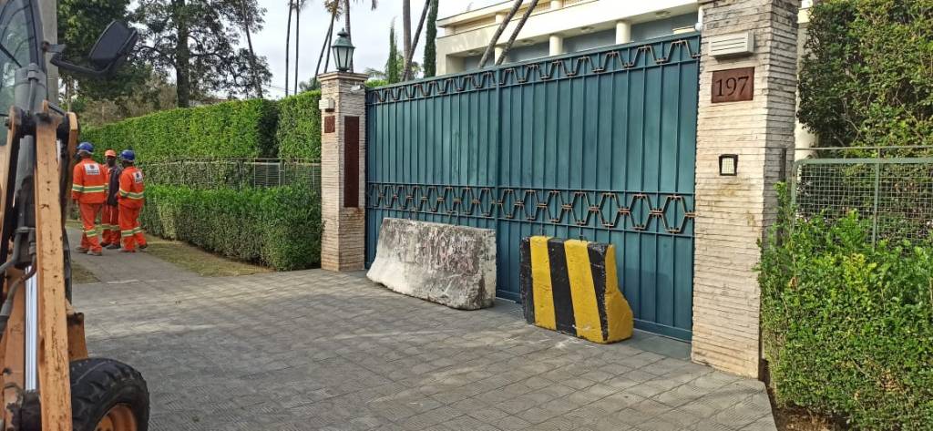 Mansão na Vila Leopoldina com blocos de concreto nas entradas