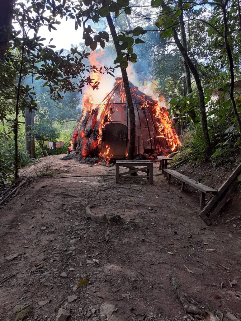 Casa indígena pegando fogo