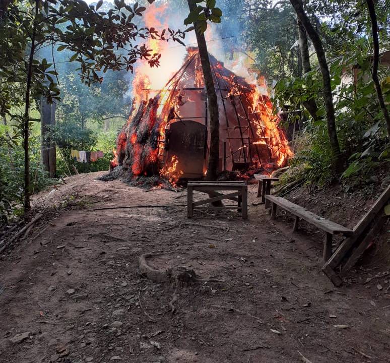 Casa indígena pegando fogo