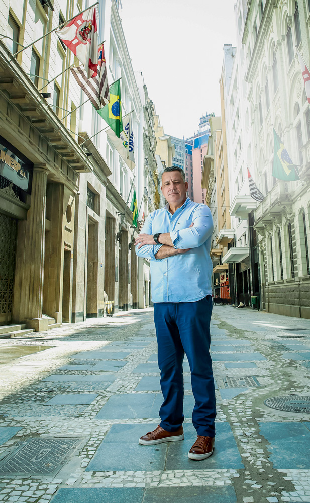 Marcelo Salles de braços cruzados posando para a foto no meio de uma das ruas do centro de São Paulo