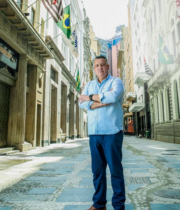 Marcelo Salles de braços cruzados posando para a foto no meio de uma das ruas do centro de São Paulo