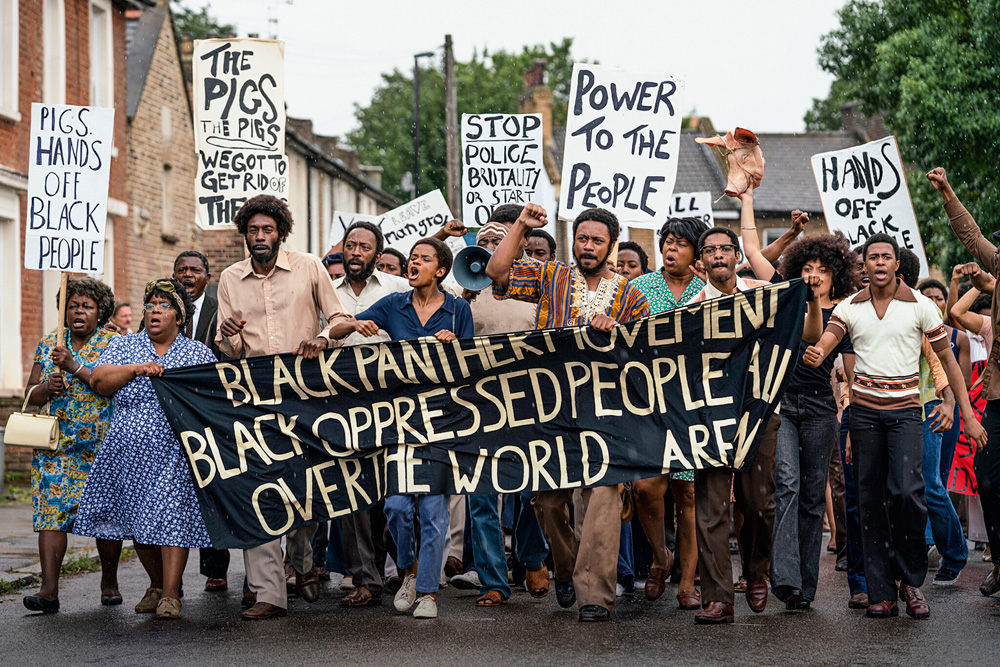 O protesto dos negros em 1968, carregando faixas e cartazes com palavras em protesto a opressão contra os negros