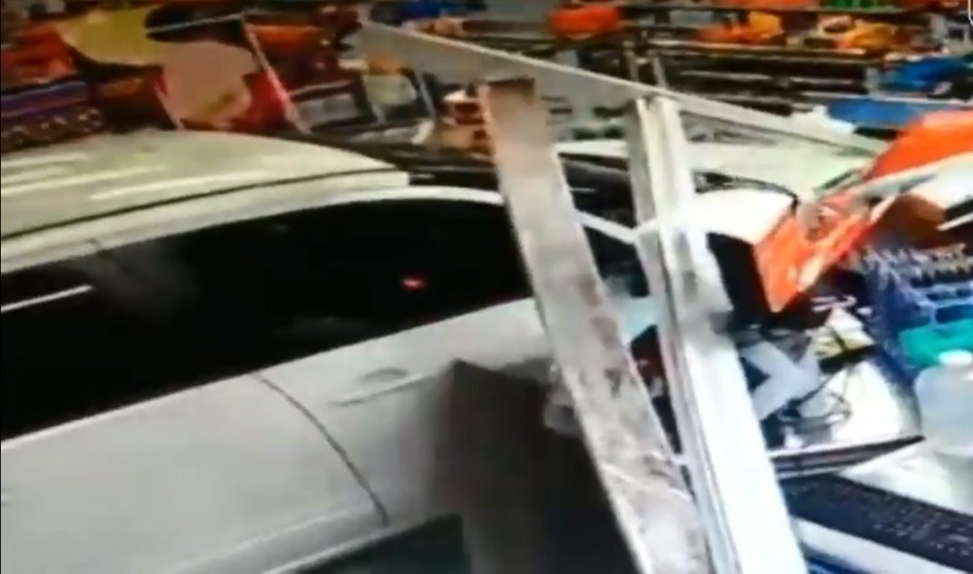 Imagem da câmera de segurança: carro quebra entrada de vidro da farmácia e atropela operador de caixa
