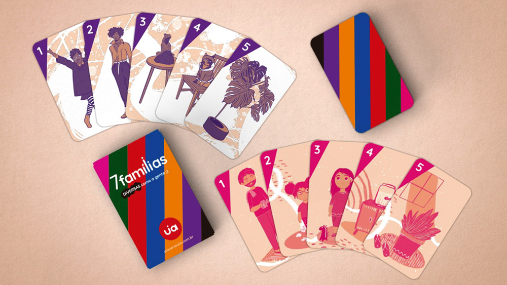 Jogo de baralho 7 famílias: capa colorida e dois naipes abertos, um na cor roxa e outro na cor rosa. Cada naipe possui cinco cartas com números de 1 a 5 e um personagem ilustrado nela