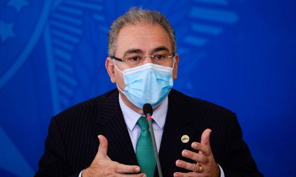 A imagem mostra o ministro da Saúde, Marcelo Queiroga, usando máscara e gesticulando durante entrevista
