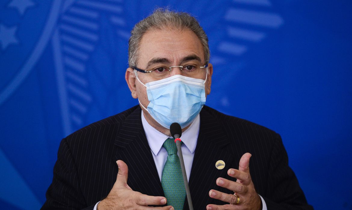 A imagem mostra o ministro da Saúde, Marcelo Queiroga, usando máscara e gesticulando durante entrevista