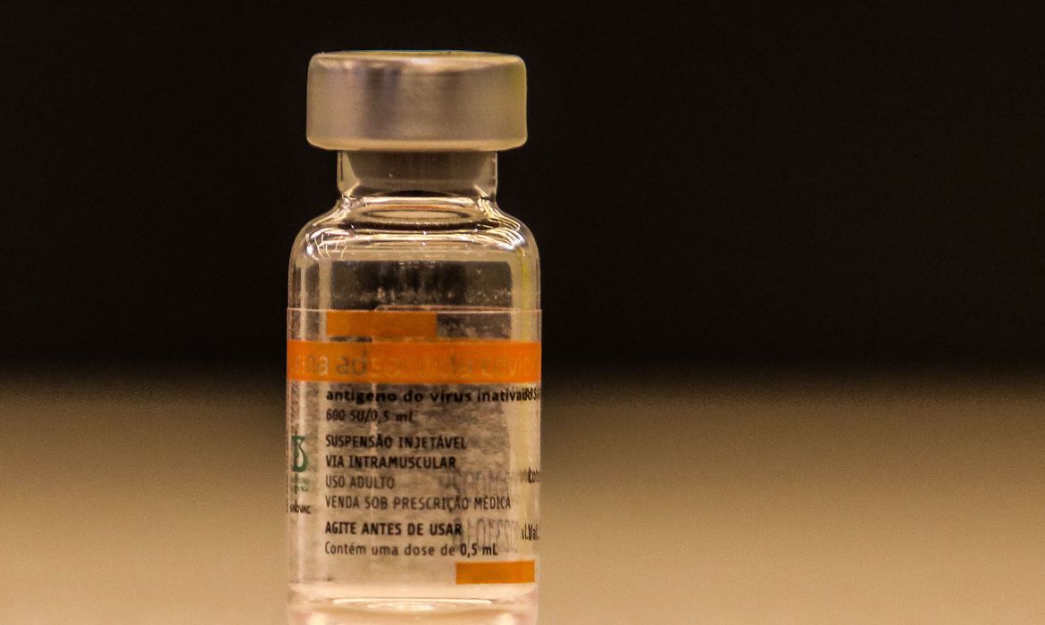 A imagem mostra ampola da CoronaVac, vacina contra a Covid-19.