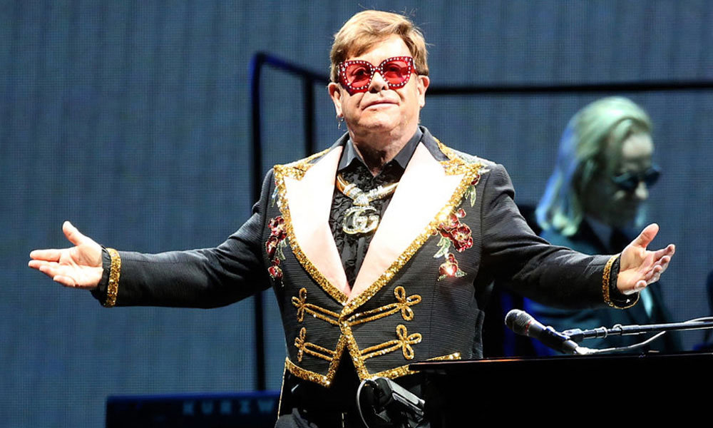 O cantor Elton John
