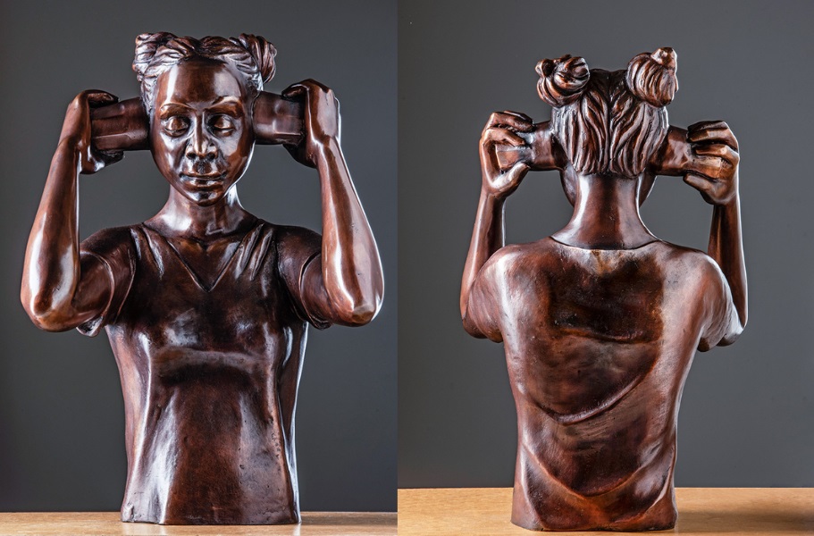 Escultura de Flávio Cerqueira em bronze com uma menina de coque no cabelo segurando dois copos em cada ouvido