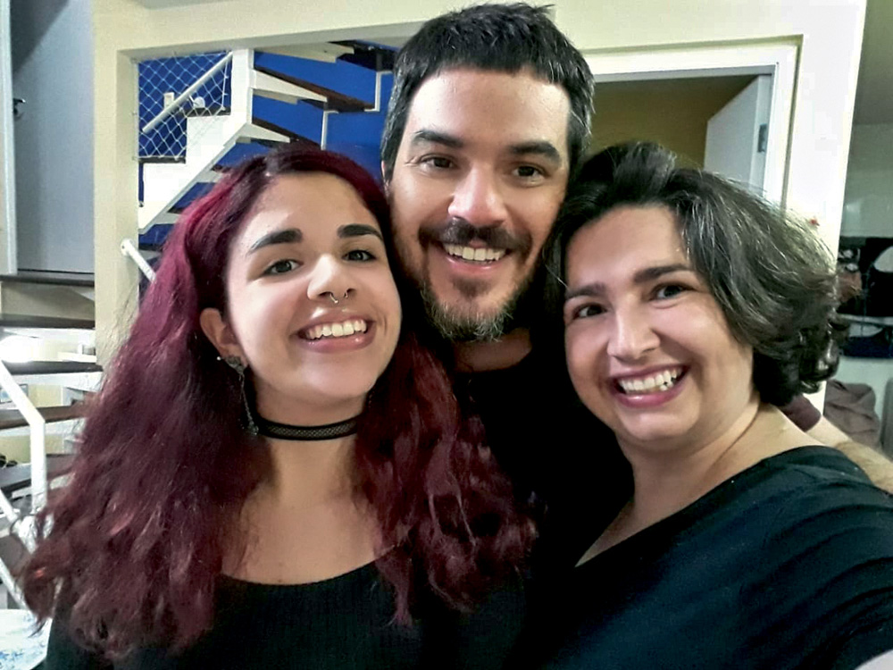 nosso-louco-amor-daniel-tatiana-letícia.jpg Daniel, Tatiana e Letícia sorrindo para a foto