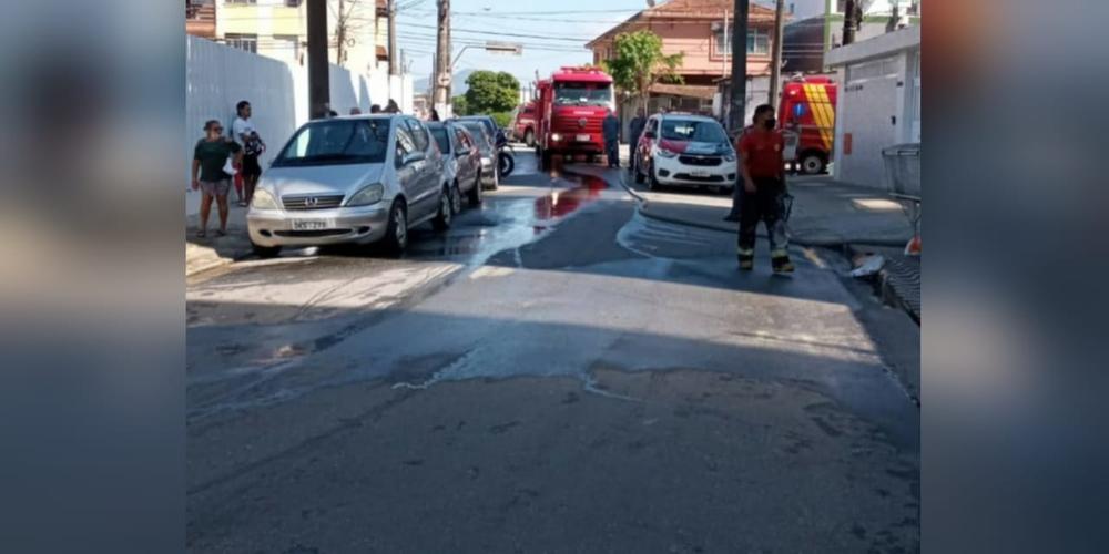 Imagem mostra a rua do crime com um carro do corpo de bombeiros estacionado e outros automóveis