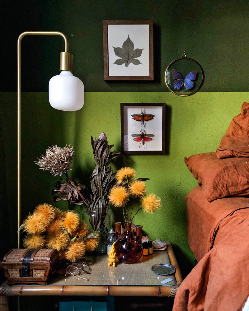 quarto mitchell lott 2 Parede pintada com dois tons de verde, com o mais escuto na parte superior. Também há quadros