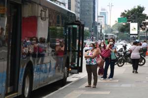 Passageiros aguardam ônibus na capital paulista