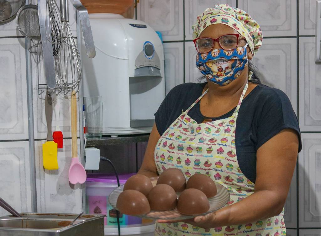 Chocolateiras de Heliópolis: Vanda Padovani na produção de ovos de Páscoa para a criançada